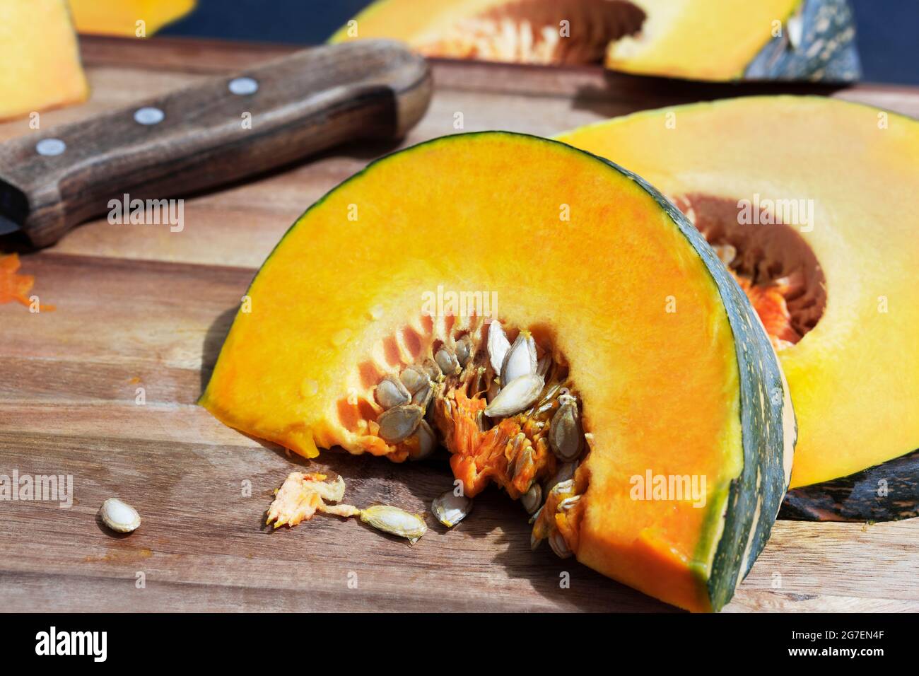 Citrouille coupée en tranches sur une planche à découper. Banque D'Images