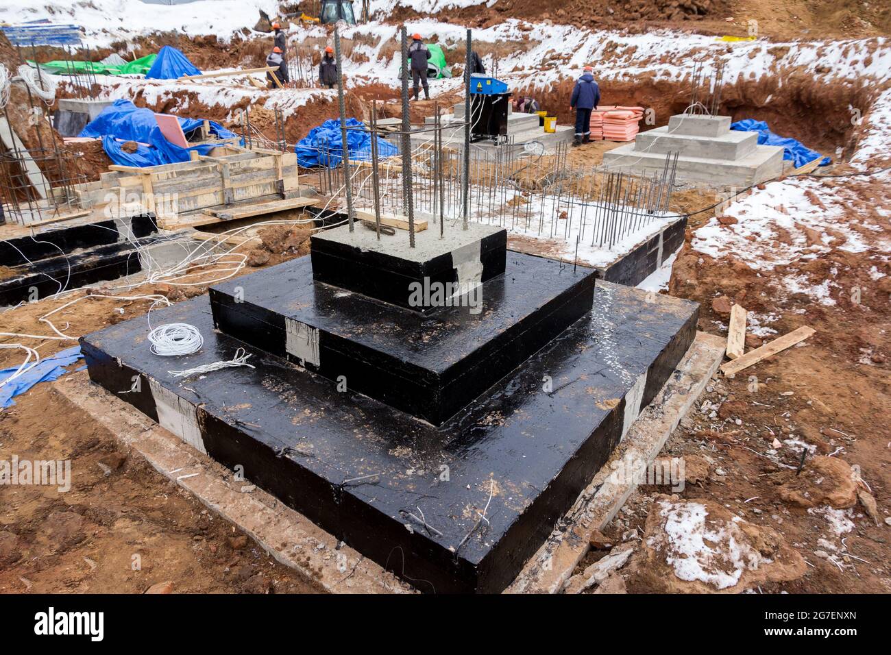 Technologie d'étanchéité sur un chantier de construction. Fond de columnaire recouvert d'un composé d'étanchéité noir Banque D'Images