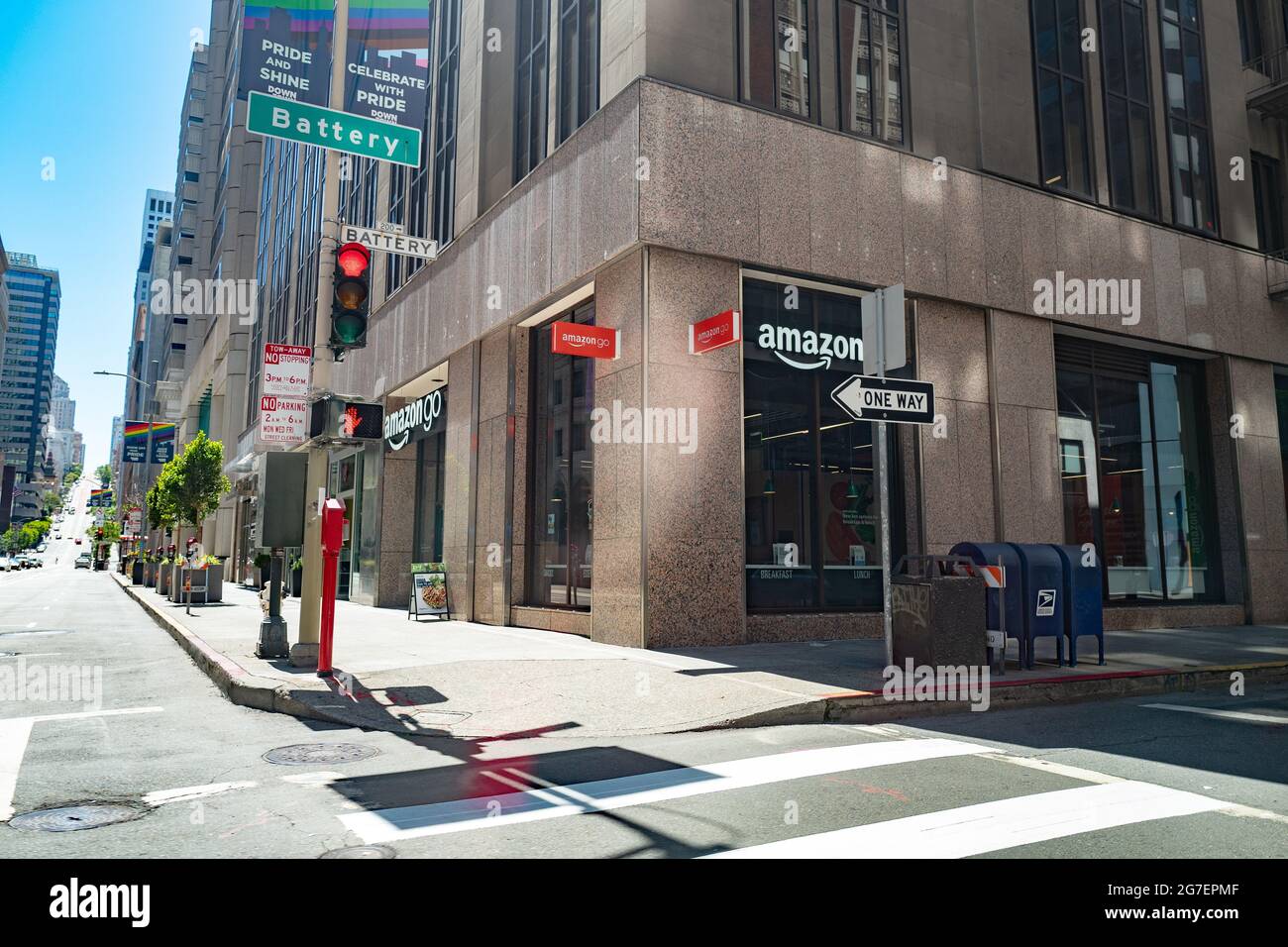 Facade of Amazon Go Automated Retail Store d'Amazon sur Battery Street dans le centre-ville de San Francisco, Californie, le 14 juin 2021. () Banque D'Images