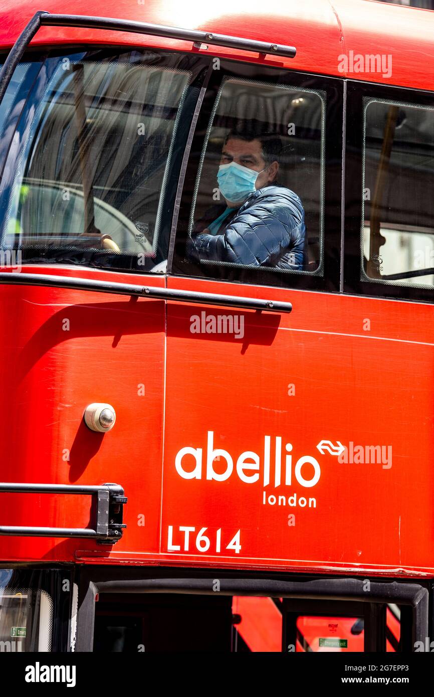 Londres, Royaume-Uni. 13 juillet 2021. Un passager sur le pont supérieur d'un bus vu portant un masque facial.le port obligatoire de masques faciaux dans les transports publics en Angleterre doit se terminer le 19 juillet surnommé «journée de la liberté» après que Boris Johnson a confirmé que la plupart des restrictions obligatoires de Covid-19 vont cesser (Photo par Dave Rushen/SOPA Images/Sipa USA) crédit: SIPA USA/Alay Live News Banque D'Images