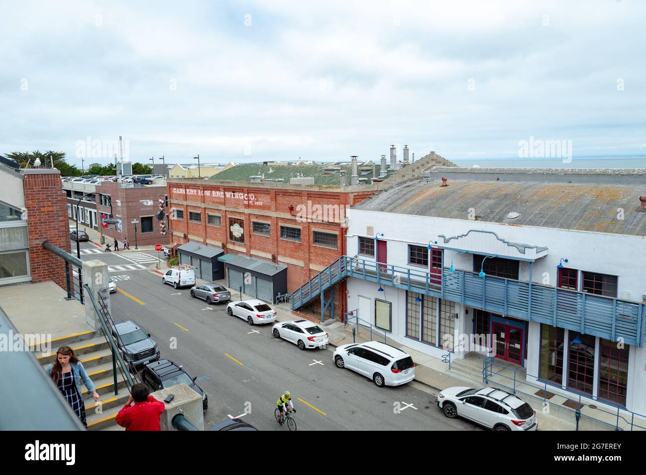 Vue aérienne du centre-ville de Monterey, en Californie, y compris la baie de Monterey au loin et des portions de Cannery Row, juillet 2021. () Banque D'Images