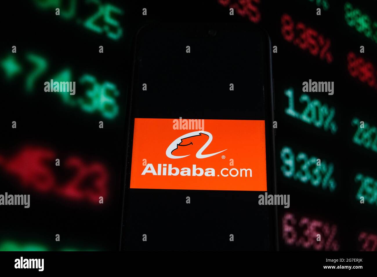 Pologne. 13 juillet 2021. Dans cette illustration, un logo Alibaba est affiché sur un smartphone avec des pourcentages boursiers sur l'arrière-plan. Crédit : Omar marques/SOPA Images/ZUMA Wire/Alamy Live News Banque D'Images