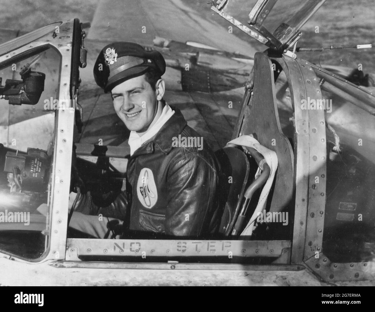 Un pilote du 94e Escadron de chasseurs, 1er groupe de chasseurs, est assis dans le cockpit de son Lockheed P-38 Lightning, à une base aérienne quelque part en Italie Banque D'Images