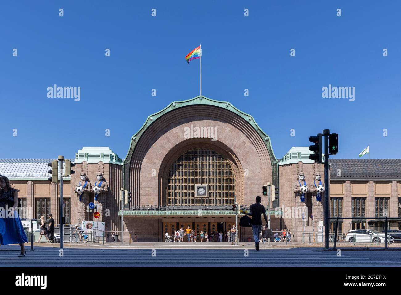 Gare d'Helsinki avec drapeau arc-en-ciel pour honorer l'événement gay Pride Banque D'Images