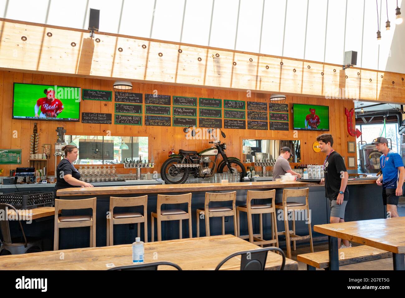 Espace bar avec tableaux de surveillance proposant des bières au restaurant Canyon Club microbrasserie de Moraga, Californie, le 4 juillet 2021. () Banque D'Images