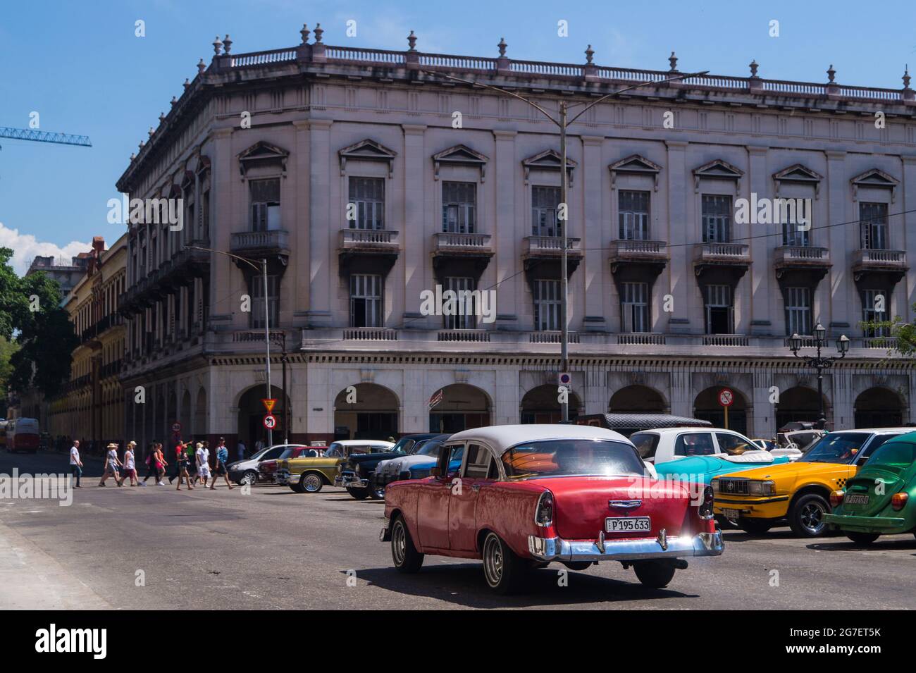 Une voiture classique fait le volant de la ville de la Habana Vieja à la Habana, Cuba. 21 mai 2019. Banque D'Images