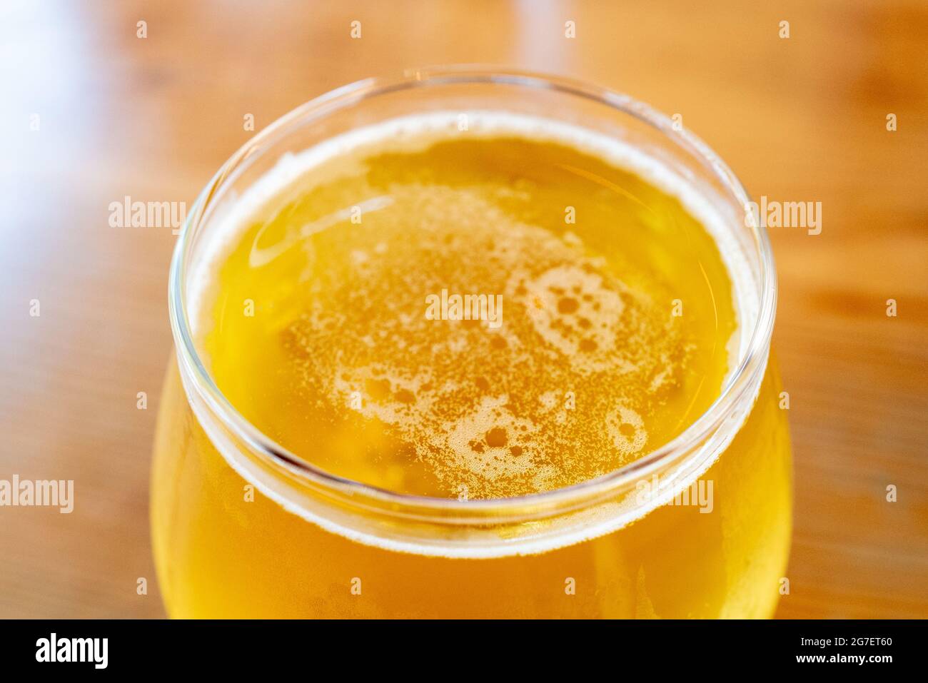 Gros plan du verre de Pilsner testé bêta au restaurant de la microbrasserie Canyon Club à Moraga, Californie, le 4 juillet 2021. () Banque D'Images