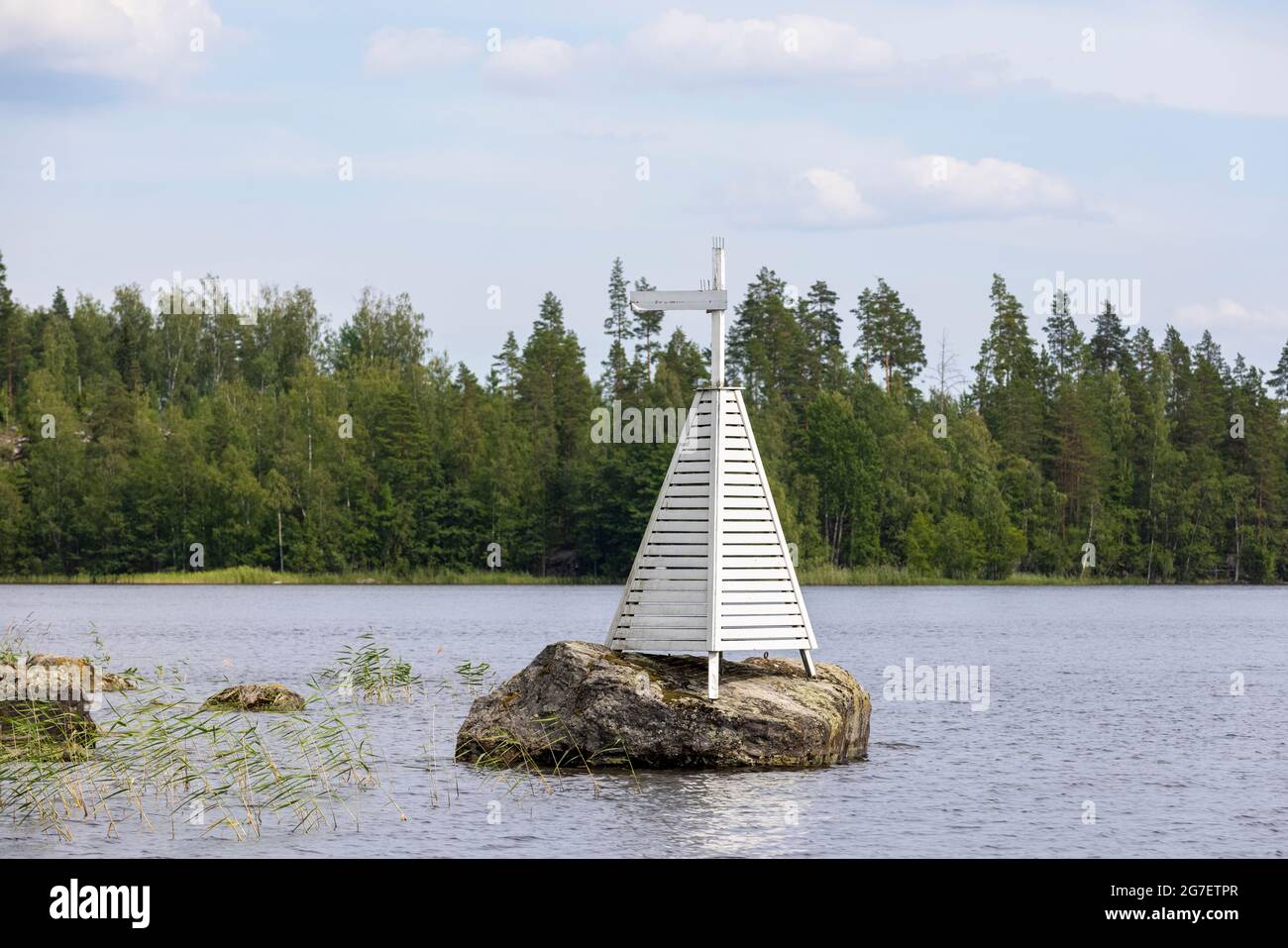 Les marqueurs triangulaires blancs permettent de naviguer sur les lacs finlandais Banque D'Images