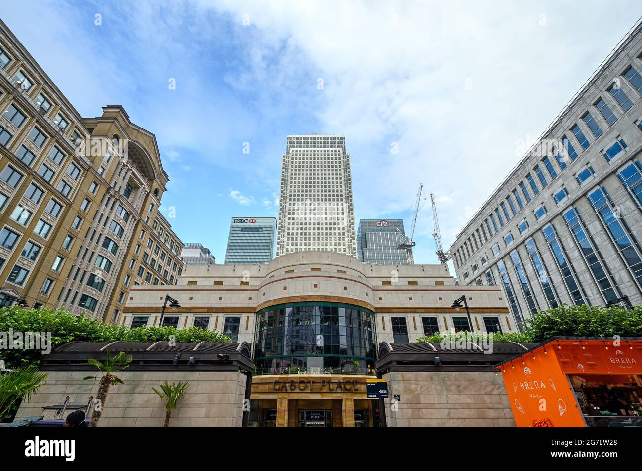 Cabot Square dans le quartier Canary Wharf des Docklands de Londres. Centre commercial Cabot place avec One Canada Square, la Tour HSBC et la Tour Citi derrière. Banque D'Images