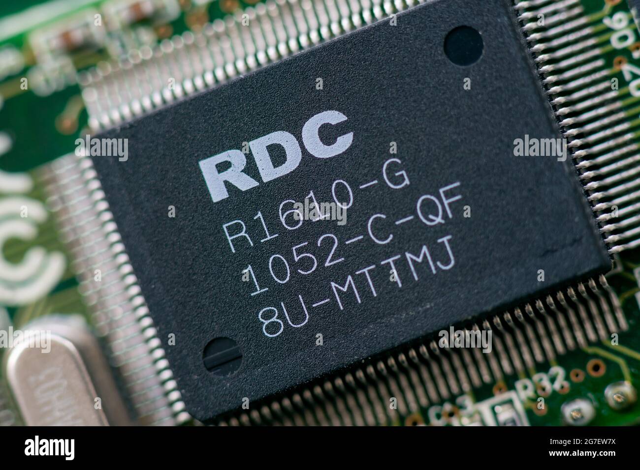 Timisoara, Roumanie - 15 mars 2020 : gros plan d'un microcontrôleur RDC R1610-G. Composants électroniques Banque D'Images