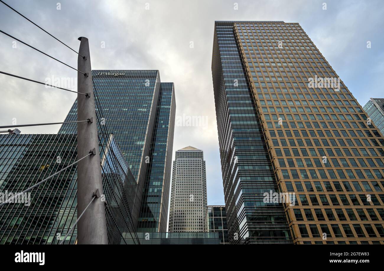 Vue sur Canary Wharf avec JP Morgan, One Canada Square et 40 Bank St. Vue depuis la passerelle South Quay traversant South Dock. Banque D'Images