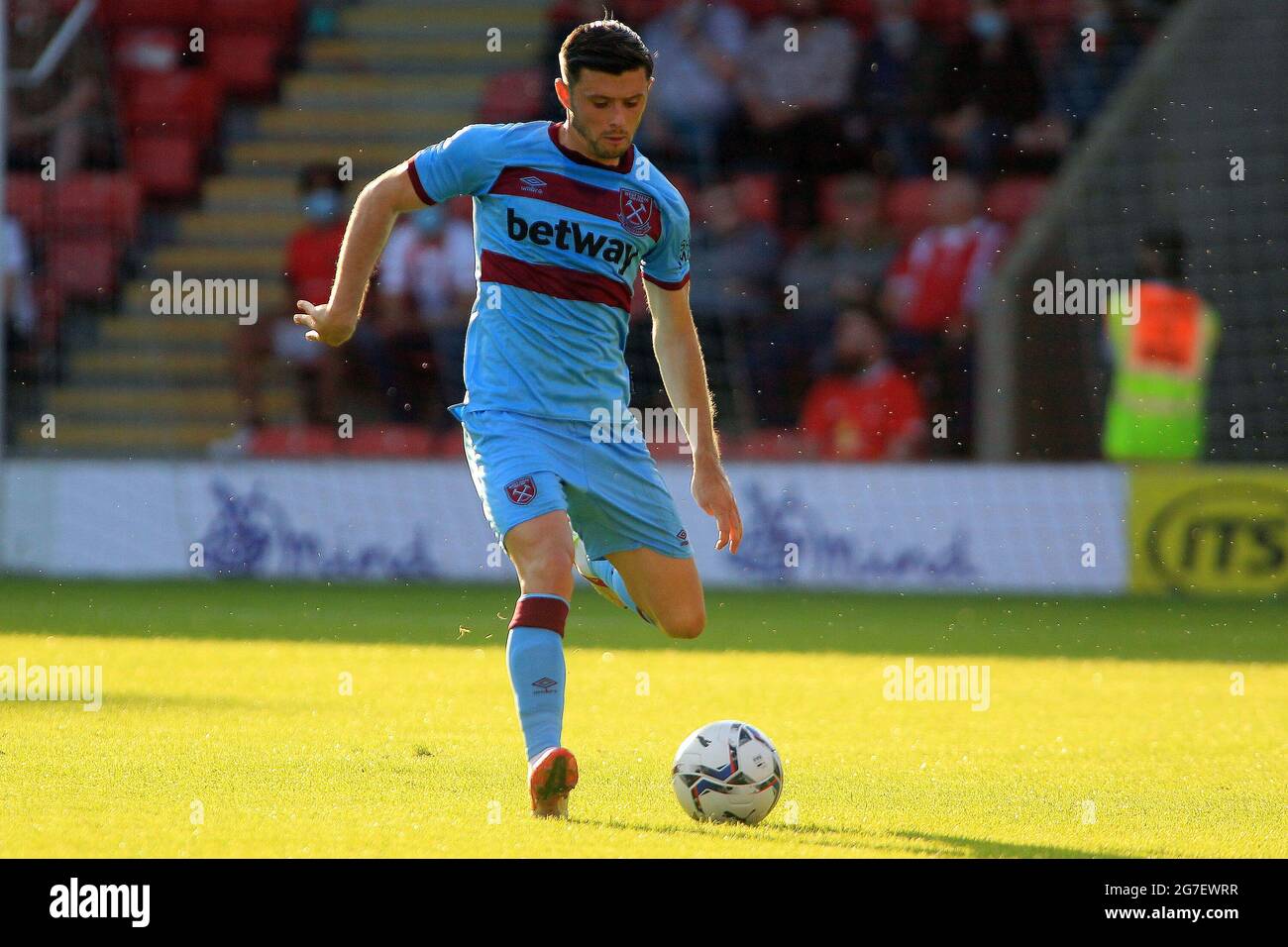 Londres, Royaume-Uni. 13 juillet 2021. Aaron Cresswell de West Ham s'est Uni en action pendant le jeu. Match amical d'avant-saison, Leyton Orient v West Ham Utd au stade Breyer Group de Leyton, Londres, le mardi 13 juillet 2021. Cette image ne peut être utilisée qu'à des fins éditoriales. Utilisation éditoriale uniquement, licence requise pour une utilisation commerciale. Aucune utilisation dans les Paris, les jeux ou les publications d'un seul club/ligue/joueur.pic par Steffan Bowen/Andrew Orchard sports Photography/Alay Live News crédit: Andrew Orchard sports Photography/Alay Live News Banque D'Images