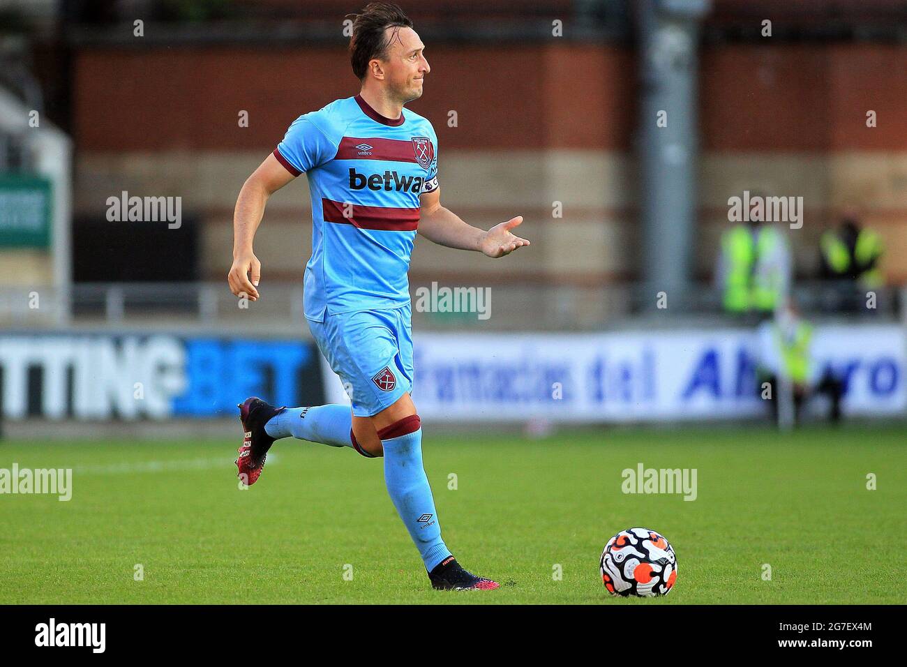 Londres, Royaume-Uni. 13 juillet 2021. Mark Noble de West Ham Unis en action pendant le jeu. Match amical d'avant-saison, Leyton Orient v West Ham Utd au stade Breyer Group de Leyton, Londres, le mardi 13 juillet 2021. Cette image ne peut être utilisée qu'à des fins éditoriales. Utilisation éditoriale uniquement, licence requise pour une utilisation commerciale. Aucune utilisation dans les Paris, les jeux ou les publications d'un seul club/ligue/joueur.pic par Steffan Bowen/Andrew Orchard sports Photography/Alay Live News crédit: Andrew Orchard sports Photography/Alay Live News Banque D'Images