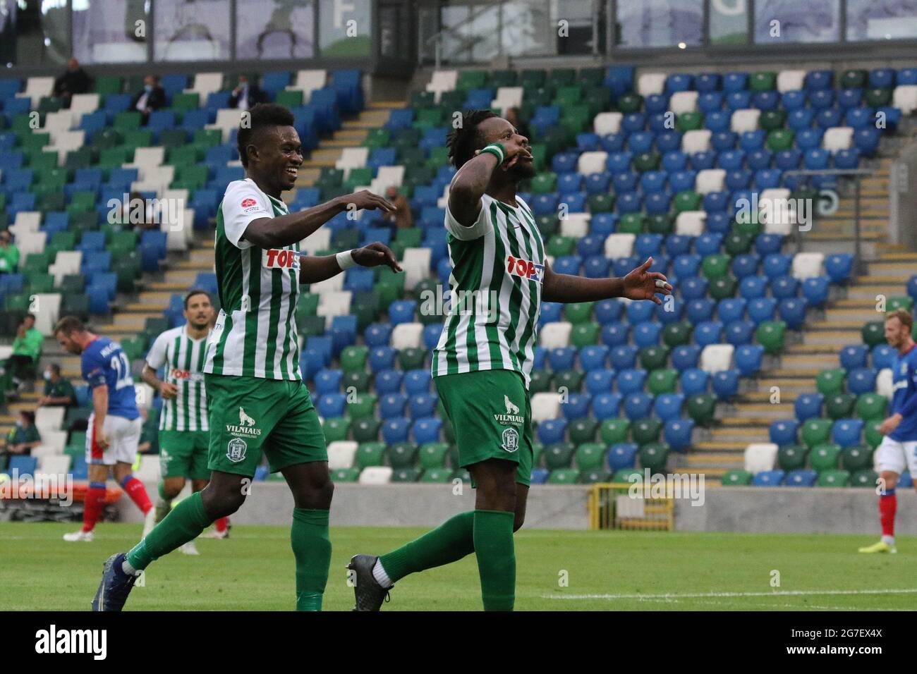 Windsor Park, Belfast, Irlande du Nord, Royaume-Uni. 13 juillet 2021. Ligue des champions de l'UEFA 1er cycle de qualification (deuxième jambe) – Linfield contre Zalgiris Vilnius. Action du match de ce soir au parc Windsor (Linfield en bleu). Ogyeni Onasi (20) célèbre son objectif qui place le côté lituanien 2-0 devant. Crédit : CAZIMB/Alamy Live News. Banque D'Images