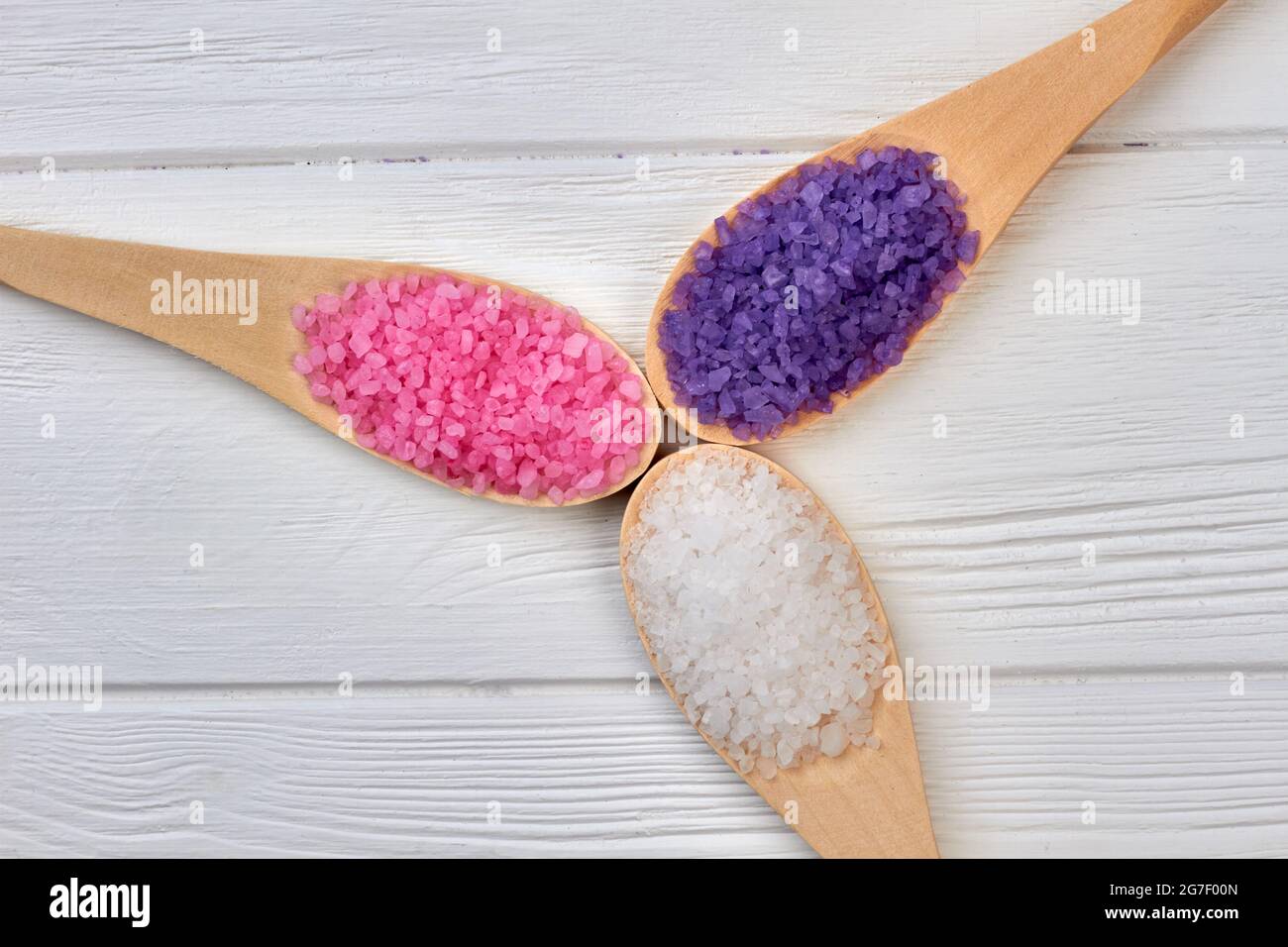 Trois cuillères en bois avec sel de couleur différente. Banque D'Images