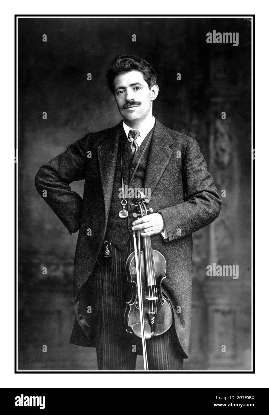 Fritz Kreisler violoniste, portrait de trois quarts de longueur, debout, en face de la tenue du violon et de l'arc Date de création/publication : c1913. Kreisler, Fritz, 1875-1962 Fritz Kreisler (2 février 1875 – 29 janvier 1962) est un violoniste et compositeur américain d'origine autrichienne. L'un des maîtres de violon les plus connus de son époque, considéré comme l'un des plus grands violonistes de tous les temps, il était connu pour son ton doux et son expression. Comme beaucoup de grands violonistes de sa génération, il a produit un son caractéristique qui était immédiatement reconnaissable comme le sien. Banque D'Images