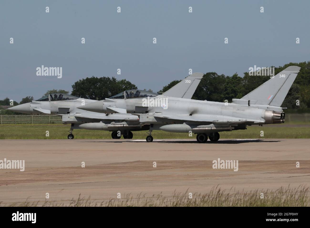 Une paire de typhons de la RAF alignés et sur le point de partir de la RAF Coningsby pendant l'entraînement de routine. Banque D'Images