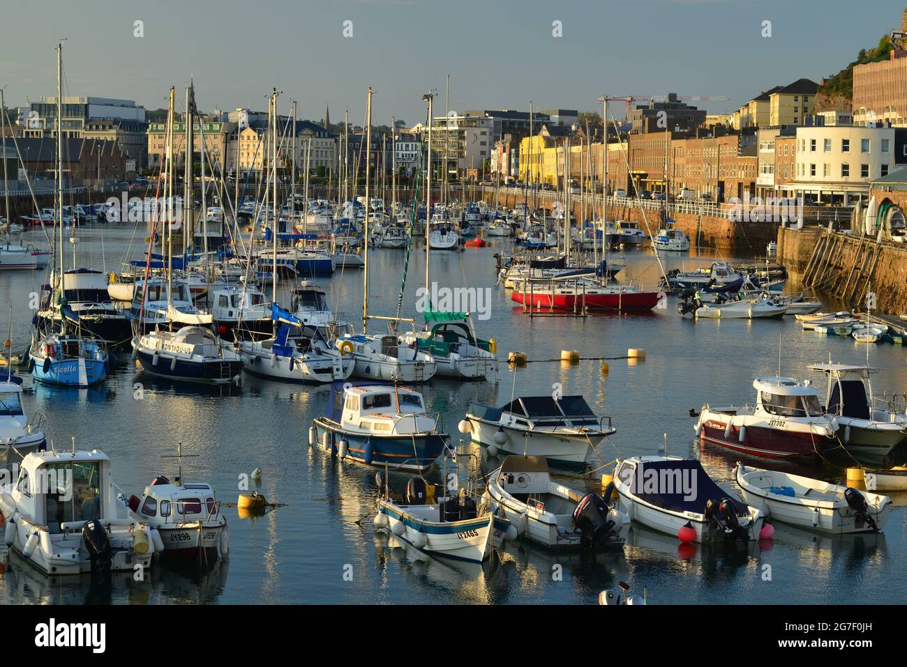 Port de plaisance de St Helier, Jersey, R.-U. vue d'été de la ville à marée haute. Banque D'Images