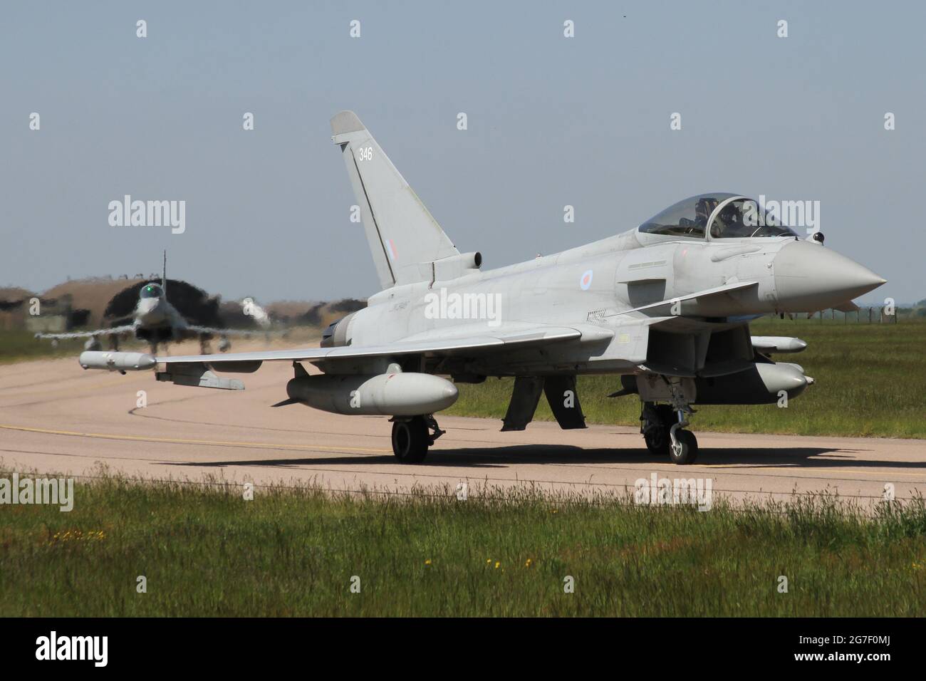 Vol de la piste de circulation du typhon de la RAF vers la piste de la RAF Coningsby. Banque D'Images