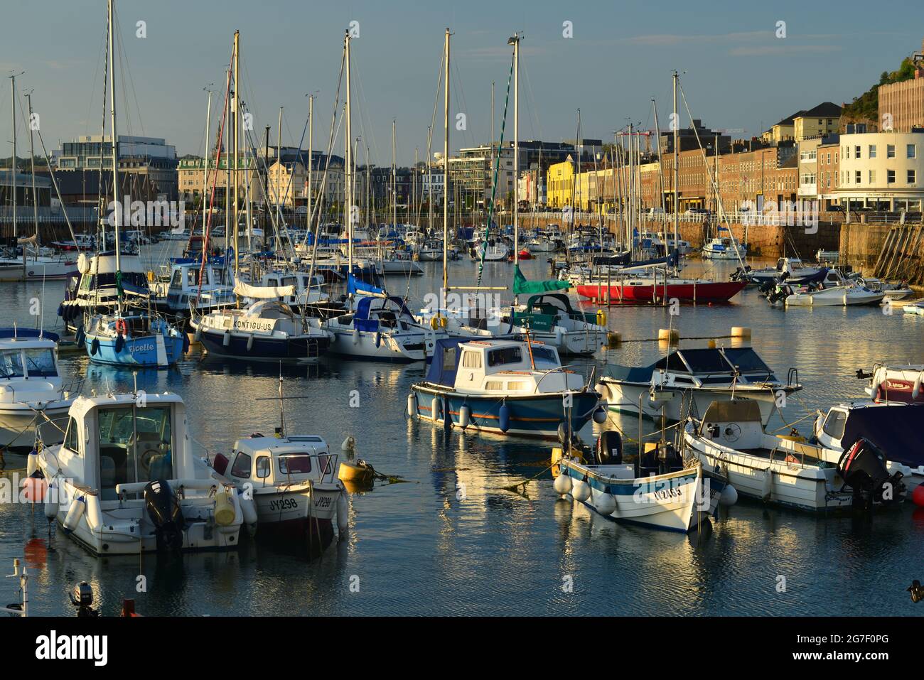 Port de plaisance de St Helier, Jersey, R.-U. vue d'été de la ville à marée haute. Banque D'Images