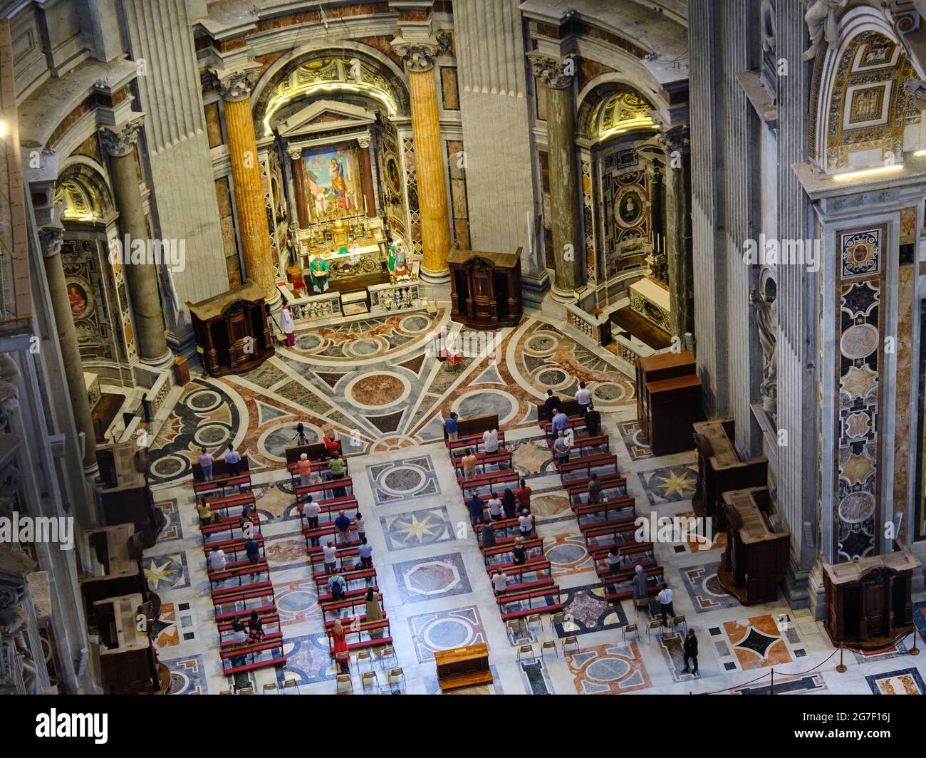 Congrégation à l'intérieur d'une grande cathédrale catholique romaine pendant la messe Banque D'Images