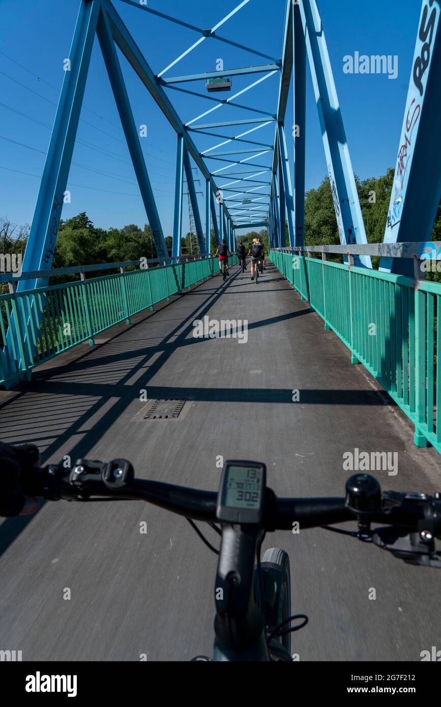 Le Pont Bleu au-dessus de la Ruhr près de Mülheim-Styrum, sentier cyclable et pédestre, NRW, Allemagne, Banque D'Images