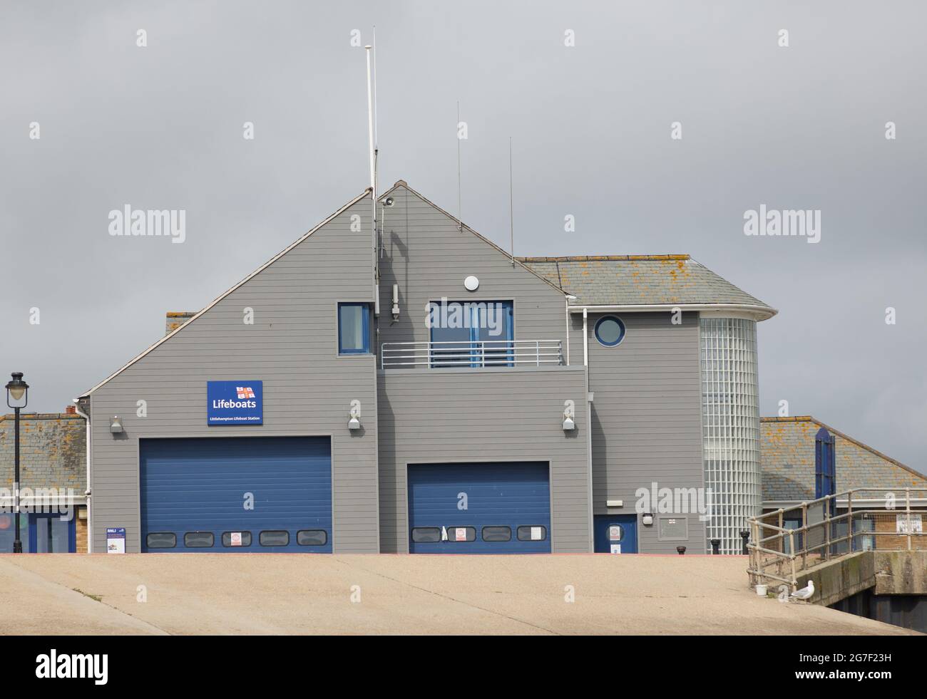 Vue sur le bâtiment principal des bateaux de sauvetage Royal National vus à Littlehampton, West Sussex, Angleterre au cours de l'été 2021. Banque D'Images