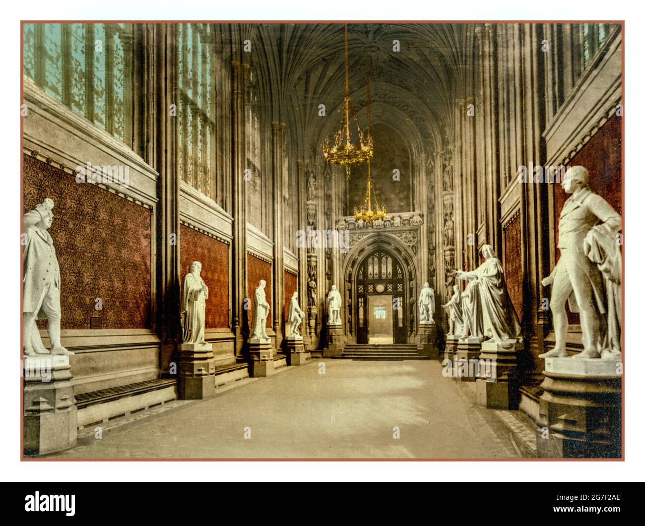 ST STEPHENS HALL Historic Victorian London image 1900 Palais de Westminster Maisons du Parlement, St. Stephen's Hall (intérieur), Londres, Angleterre] Photochrome ca. 1890 et env. 1900. Les statues de parlementaires célèbres se font face de part et d'autre de la salle, notamment John Hampden, Robert Walpole, William Pitt et Charles James Fox. De chaque côté des portes se trouvent des statues des premiers rois et des reines d'Angleterre. Banque D'Images