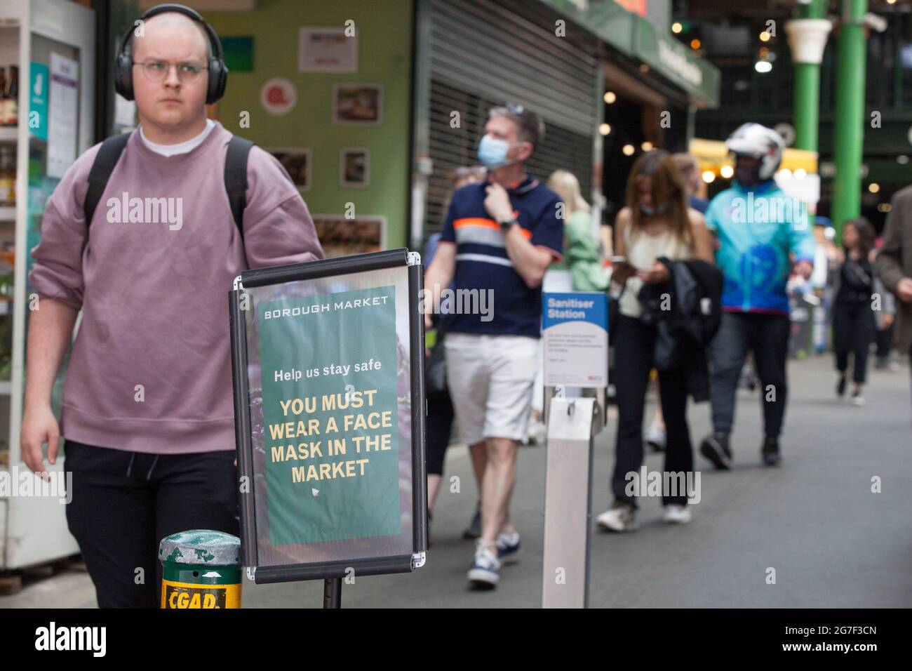 Londres, Royaume-Uni, 13 juillet 2021 : les touristes sur la rive sud apprécient de se promener sur la Tamise, de visiter le marché de Borough ou le Globe Theatre. À l'intérieur du marché, les gens sont invités à porter des masques, mais pas tous. Certains cafés ont des contrôles de température à la porte, mais une fois assis, les clients prennent leur masque pendant que le personnel d'attente garde leur. Anna Watson/Alay Live News Banque D'Images