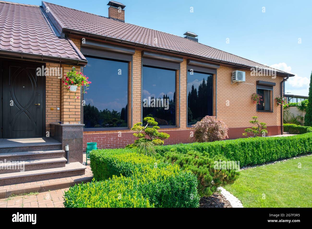 Villa et jardin de style européen avec des arbustes joliment taillés Banque D'Images