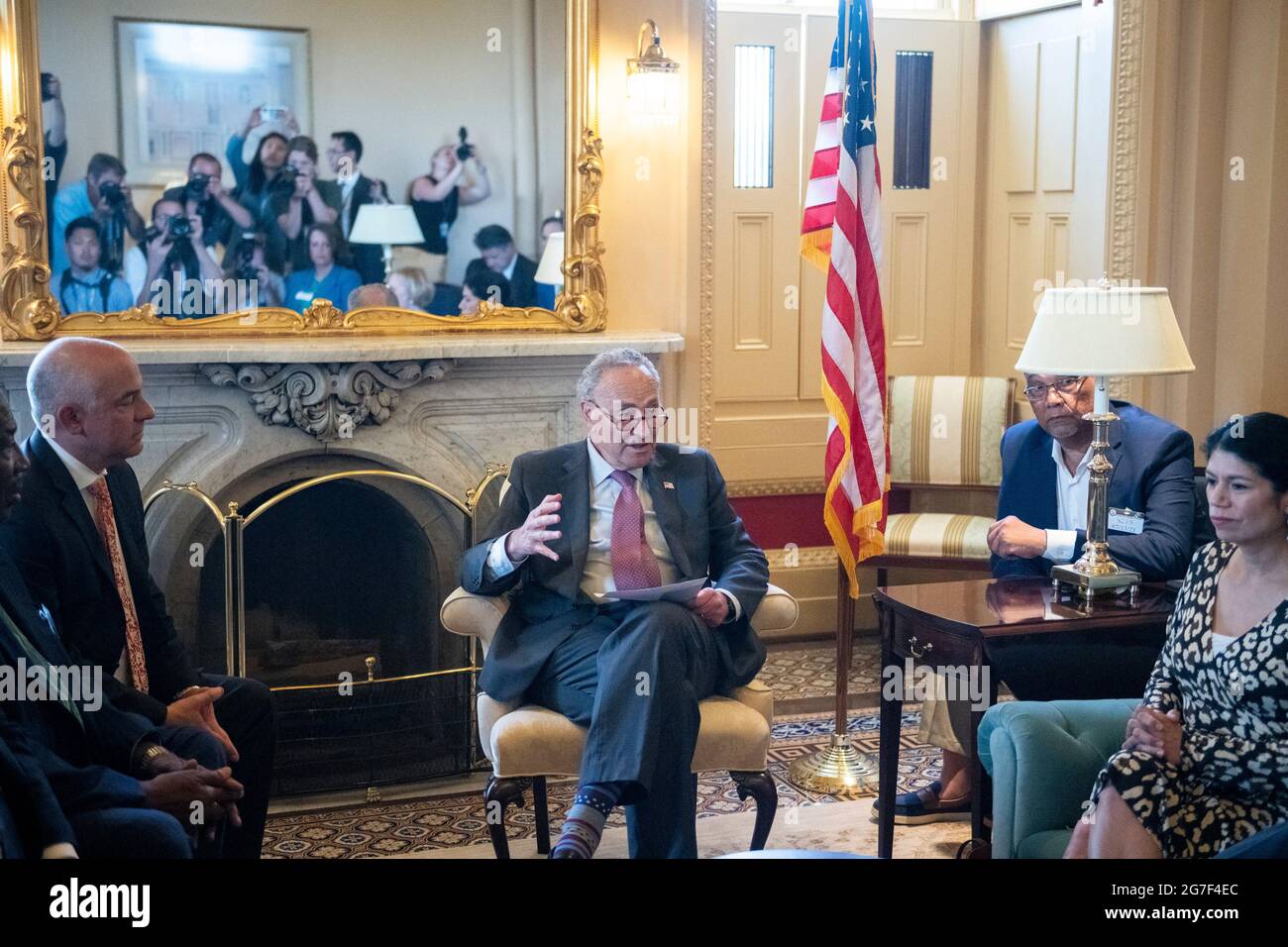 Le leader de la majorité au Sénat des États-Unis, Chuck Schumer (démocrate de New York), rencontre des membres démocrates de l'Assemblée législative de l'État du Texas au Capitole des États-Unis à Washington, DC, le mardi 13 juillet 2021. Dans un effort pour empêcher les Républicains d'adopter de nouvelles restrictions électorales, ces membres démocrates de l'Assemblée législative de l'État du Texas sont arrivés à l'aéroport international de Dulles hier soir après avoir fui leur État dans une paire de jets charters. Crédit : Rod Lamkey/CNP Banque D'Images