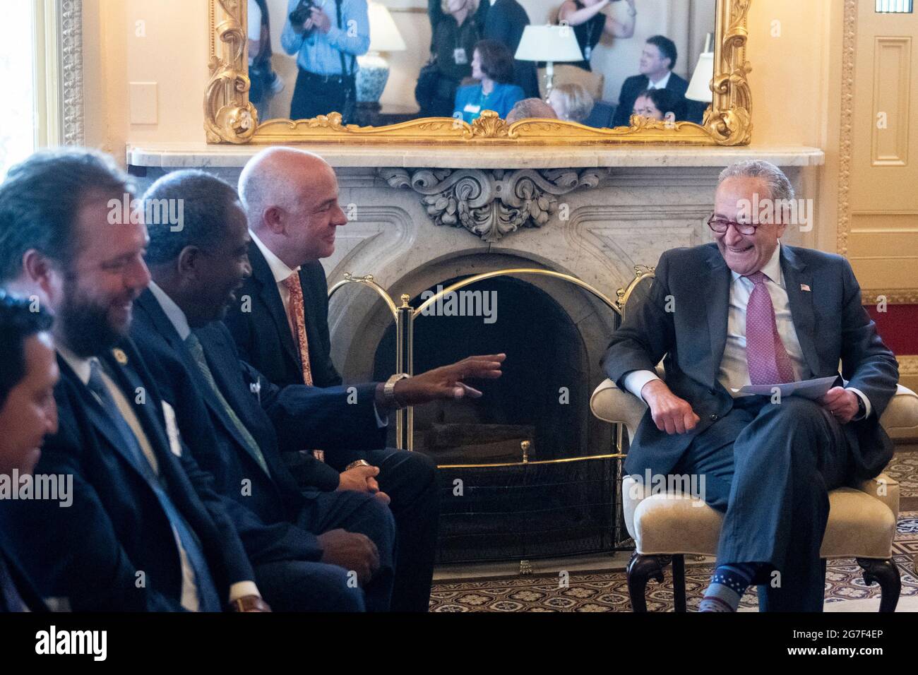 Le leader de la majorité au Sénat des États-Unis, Chuck Schumer (démocrate de New York), rencontre des membres démocrates de l'Assemblée législative de l'État du Texas au Capitole des États-Unis à Washington, DC, le mardi 13 juillet 2021. Dans un effort pour empêcher les Républicains d'adopter de nouvelles restrictions électorales, ces membres démocrates de l'Assemblée législative de l'État du Texas sont arrivés à l'aéroport international de Dulles hier soir après avoir fui leur État dans une paire de jets charters. Crédit : Rod Lamkey/CNP Banque D'Images