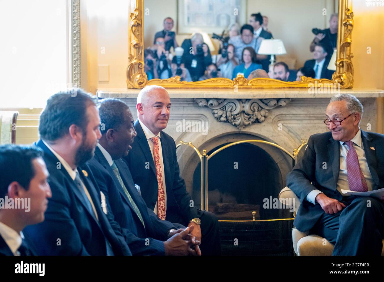 Le leader de la majorité au Sénat des États-Unis, Chuck Schumer (démocrate de New York), à droite, rencontre des membres démocrates de l'Assemblée législative de l'État du Texas au Capitole des États-Unis à Washington, DC, le mardi 13 juillet 2021. Dans un effort pour empêcher les Républicains d'adopter de nouvelles restrictions électorales, ces membres démocrates de l'Assemblée législative de l'État du Texas sont arrivés à l'aéroport international de Dulles hier soir après avoir fui leur État dans une paire de jets charters. Crédit : Rod Lamkey/CNP Banque D'Images