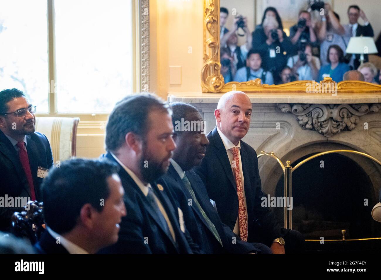 Les membres démocratiques de l'Assemblée législative de l'État du Texas se réunissent avec le chef de la majorité au Sénat des États-Unis, Chuck Schumer (démocrate de New York), au Capitole des États-Unis à Washington, DC, le mardi 13 juillet 2021. Dans un effort pour empêcher les Républicains d'adopter de nouvelles restrictions électorales, ces membres démocrates de l'Assemblée législative de l'État du Texas sont arrivés à l'aéroport international de Dulles hier soir après avoir fui leur État dans une paire de jets charters. Crédit : Rod Lamkey/CNP Banque D'Images