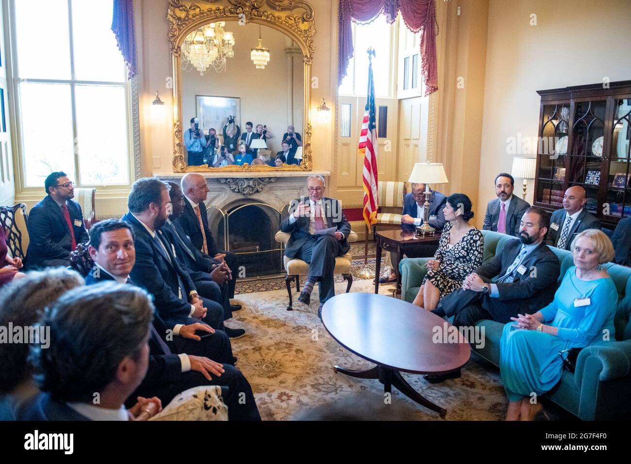 Le leader de la majorité au Sénat des États-Unis, Chuck Schumer (démocrate de New York), rencontre des membres démocrates de l'Assemblée législative de l'État du Texas au Capitole des États-Unis à Washington, DC, le mardi 13 juillet 2021. Dans un effort pour empêcher les Républicains d'adopter de nouvelles restrictions électorales, ces membres démocrates de l'Assemblée législative de l'État du Texas sont arrivés à l'aéroport international de Dulles hier soir après avoir fui leur État dans une paire de jets charters. Crédit : Rod Lamkey/CNP Banque D'Images