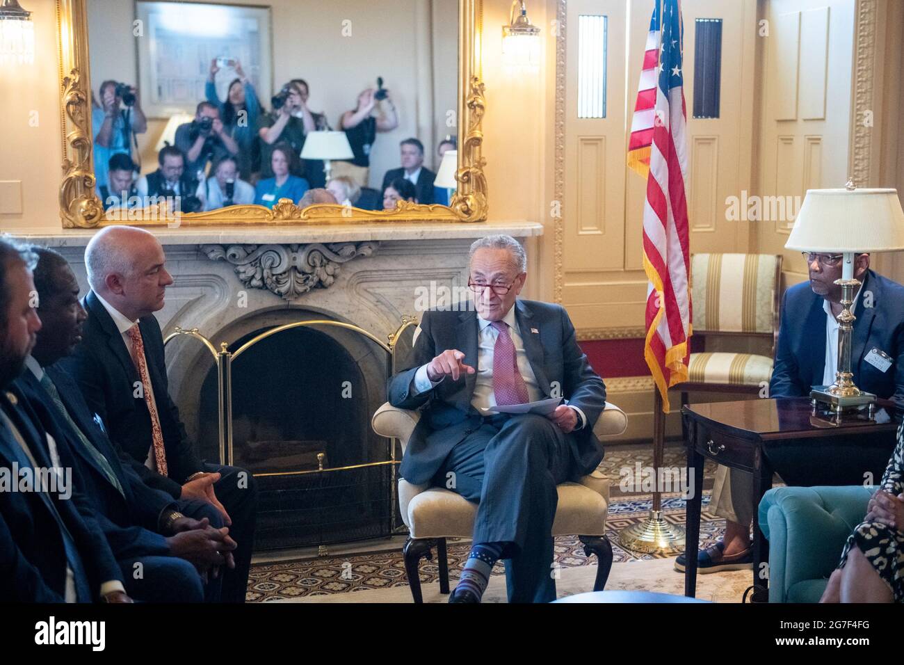 Le leader de la majorité au Sénat des États-Unis, Chuck Schumer (démocrate de New York), rencontre des membres démocrates de l'Assemblée législative de l'État du Texas au Capitole des États-Unis à Washington, DC, le mardi 13 juillet 2021. Dans un effort pour empêcher les Républicains d'adopter de nouvelles restrictions électorales, ces membres démocrates de l'Assemblée législative de l'État du Texas sont arrivés à l'aéroport international de Dulles hier soir après avoir fui leur État dans une paire de jets charters. Crédit : Rod Lamkey/CNP Banque D'Images