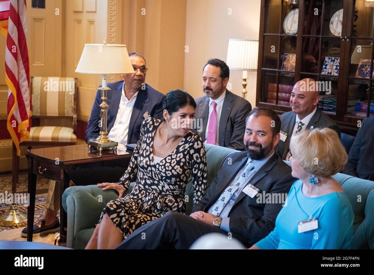 Les membres démocratiques de l'Assemblée législative de l'État du Texas se réunissent avec le chef de la majorité au Sénat des États-Unis, Chuck Schumer (démocrate de New York), au Capitole des États-Unis à Washington, DC, le mardi 13 juillet 2021. Dans un effort pour empêcher les Républicains d'adopter de nouvelles restrictions électorales, ces membres démocrates de l'Assemblée législative de l'État du Texas sont arrivés à l'aéroport international de Dulles hier soir après avoir fui leur État dans une paire de jets charters. Crédit : Rod Lamkey/CNP Banque D'Images