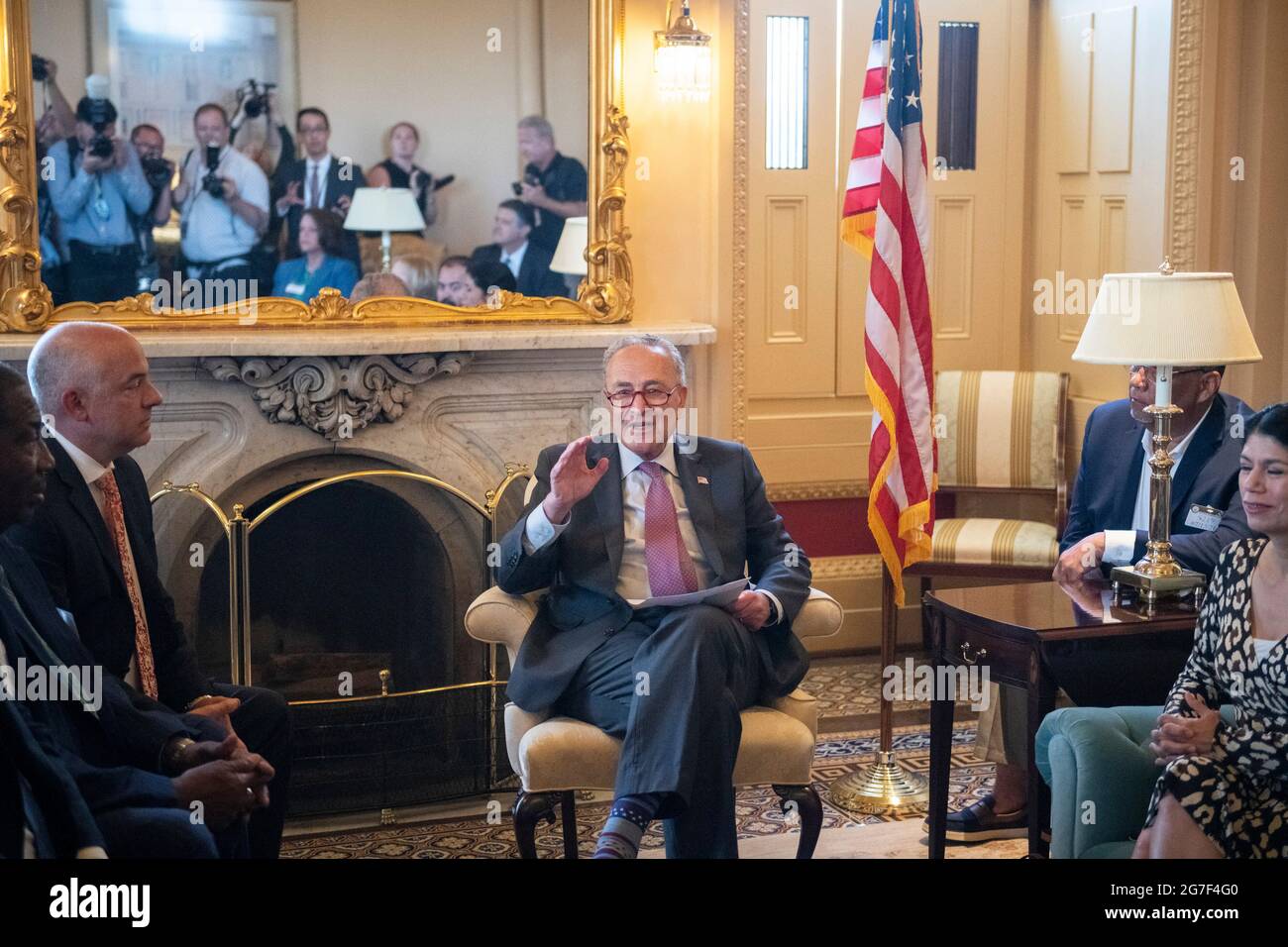 Le leader de la majorité au Sénat des États-Unis, Chuck Schumer (démocrate de New York), rencontre des membres démocrates de l'Assemblée législative de l'État du Texas au Capitole des États-Unis à Washington, DC, le mardi 13 juillet 2021. Dans un effort pour empêcher les Républicains d'adopter de nouvelles restrictions électorales, ces membres démocrates de l'Assemblée législative de l'État du Texas sont arrivés à l'aéroport international de Dulles hier soir après avoir fui leur État dans une paire de jets charters. Crédit : Rod Lamkey/CNP Banque D'Images