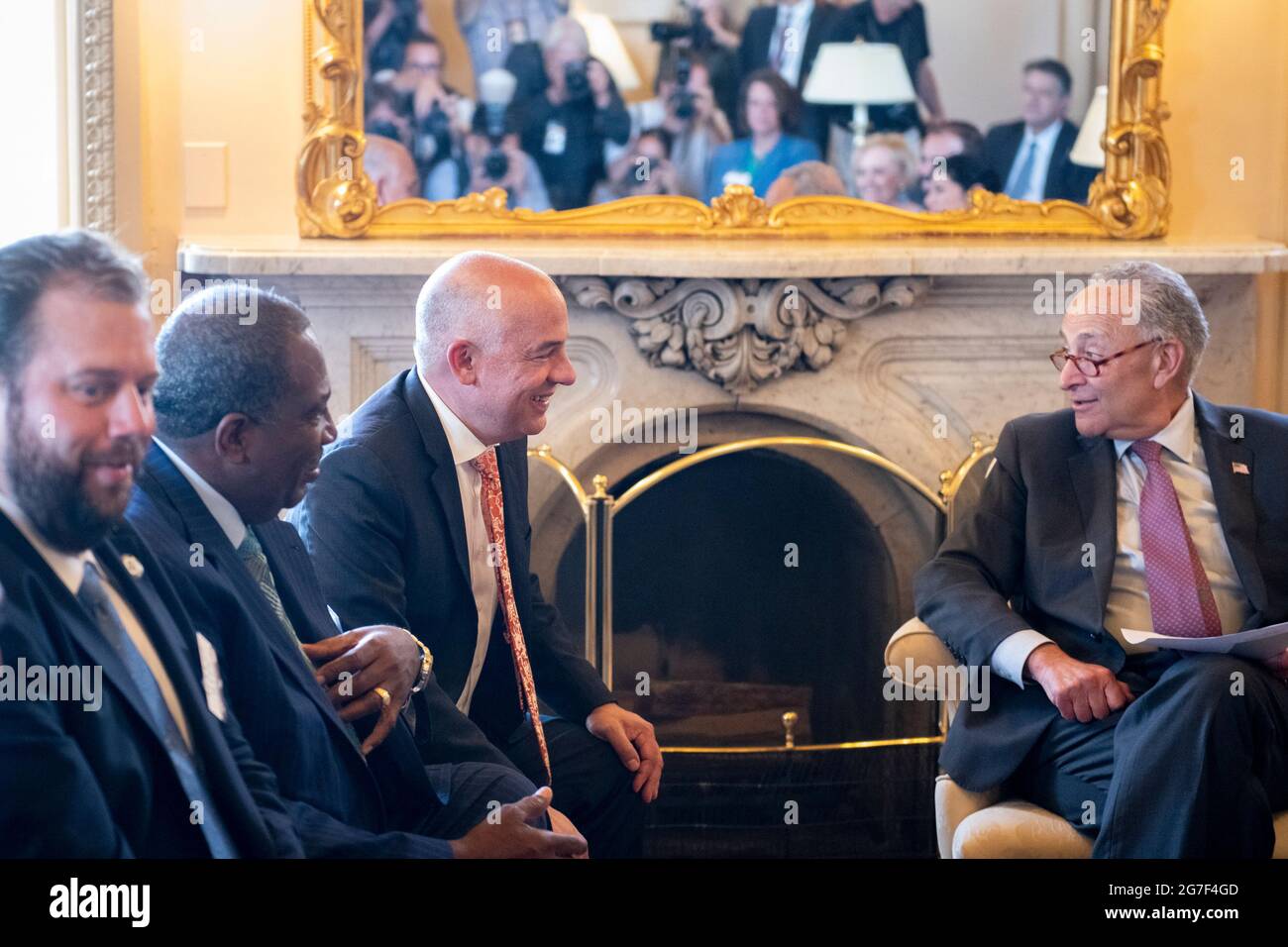 Le leader de la majorité au Sénat des États-Unis, Chuck Schumer (démocrate de New York), à droite, rencontre des membres démocrates de l'Assemblée législative de l'État du Texas au Capitole des États-Unis à Washington, DC, le mardi 13 juillet 2021. Dans un effort pour empêcher les Républicains d'adopter de nouvelles restrictions électorales, ces membres démocrates de l'Assemblée législative de l'État du Texas sont arrivés à l'aéroport international de Dulles hier soir après avoir fui leur État dans une paire de jets charters. Crédit : Rod Lamkey/CNP Banque D'Images