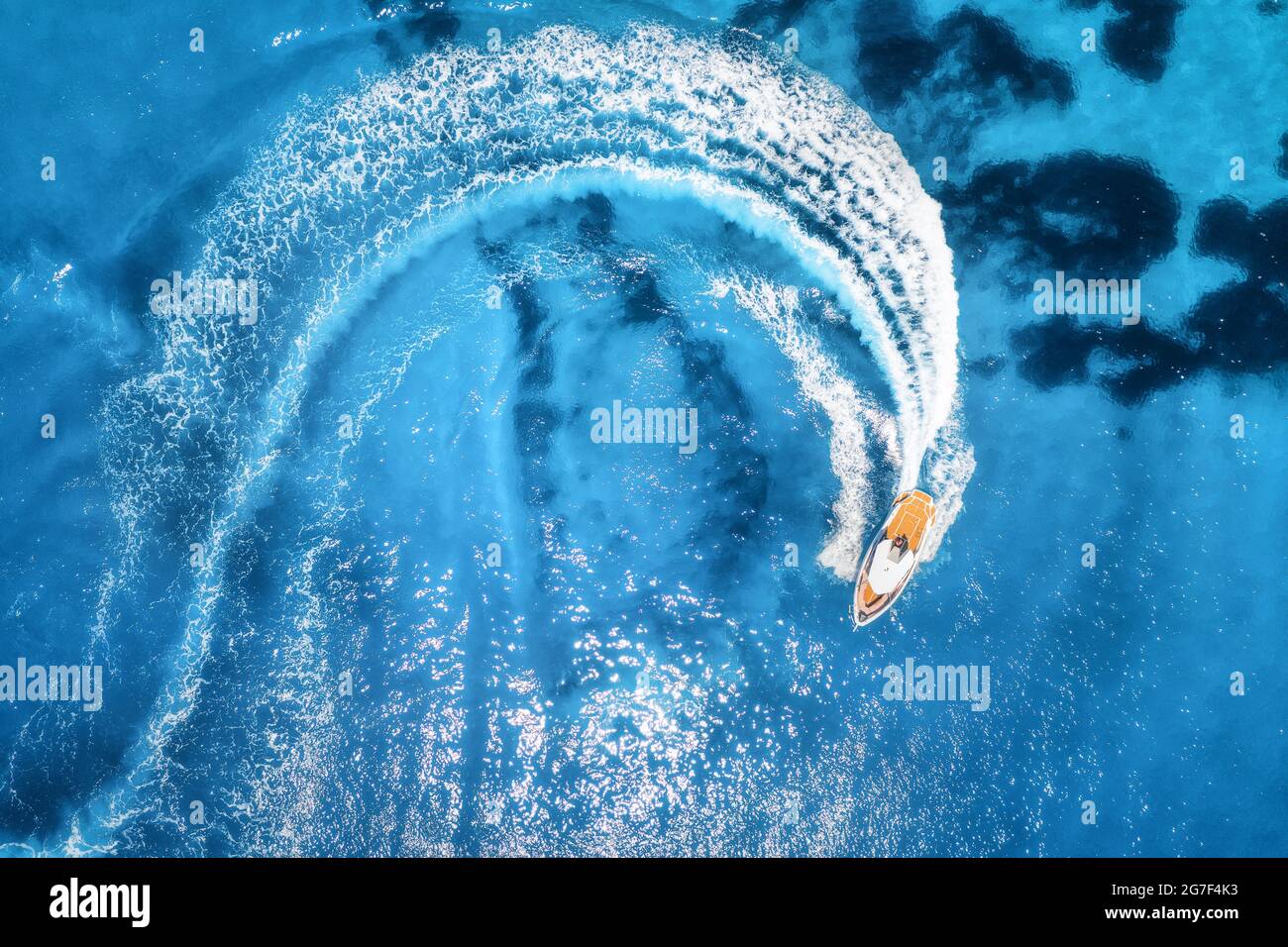 Vue aérienne du hors-bord en eau claire et bleue par temps ensoleillé Banque D'Images