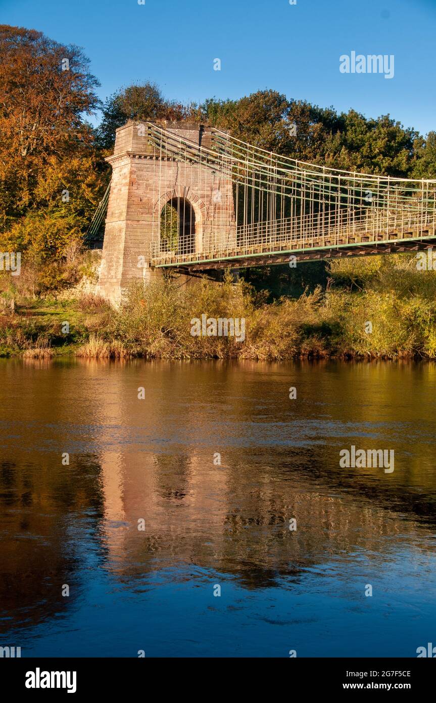 Le pont Union Chain qui traverse la rivière Tweed, avant sa restauration actuelle qui devrait être terminée d'ici la fin de 2021 Banque D'Images