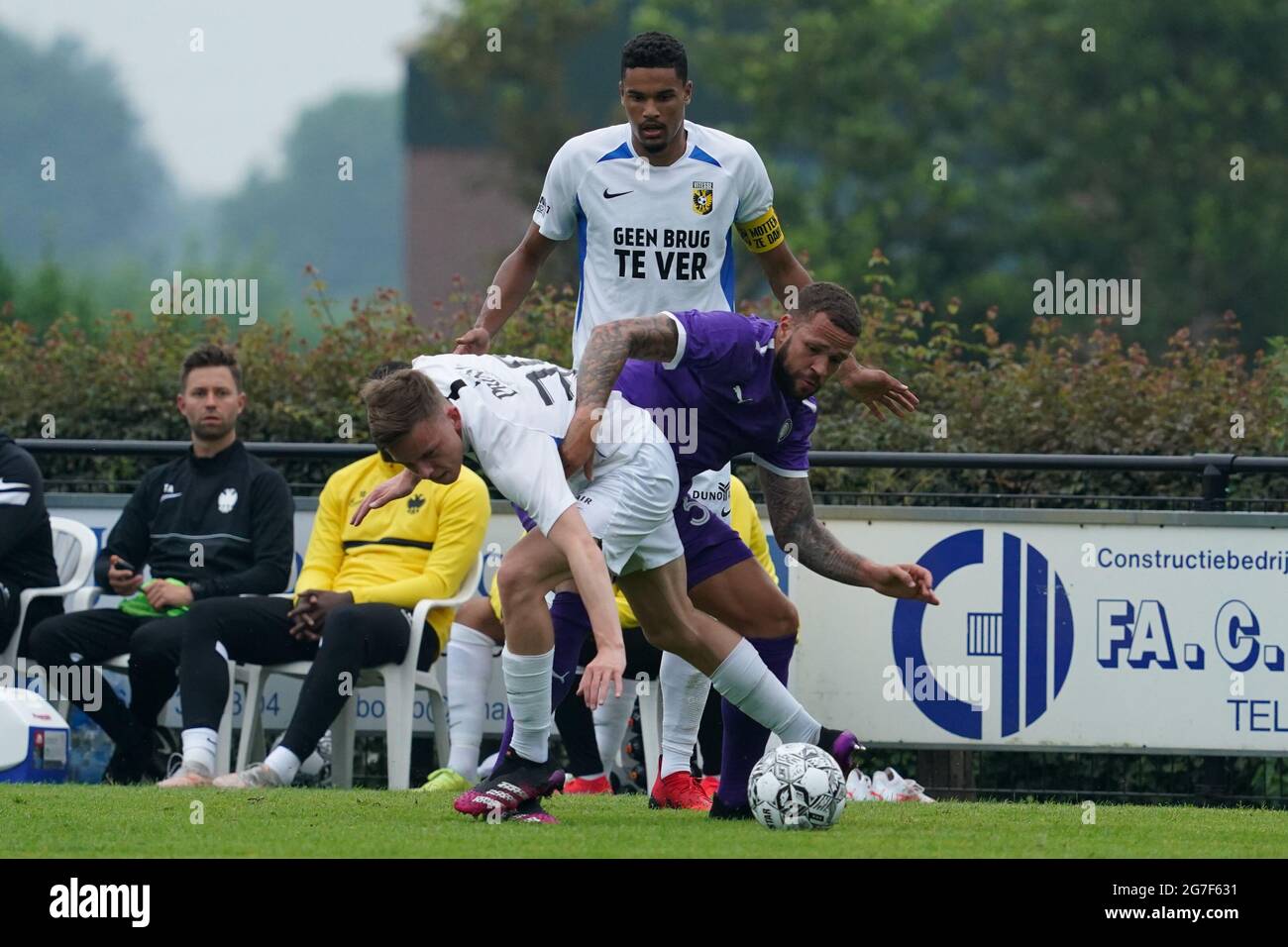 DRIEL, PAYS-BAS - JUILLET 13: Enzo Cornelisse de vitesse, Luc Castaignos de l'OFI Crete FC lors du match pré-saison entre vitesse et OFI Kreta au RKSV Driel Stadion le 13 juillet 2021 à Driel, pays-Bas (photo de René Nijhuis/Orange Pictures) Banque D'Images
