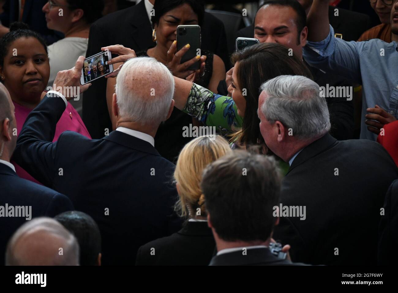 Philadelphie, États-Unis. 13 juillet 2021. Le président Joe Biden prend un selfie avec le maire de Philadelphie Jim Kenney et son fiancé, Letitia Santarelli, au Centre national de la Constitution. Crédit : Kylie Cooper/Alay Live News Banque D'Images