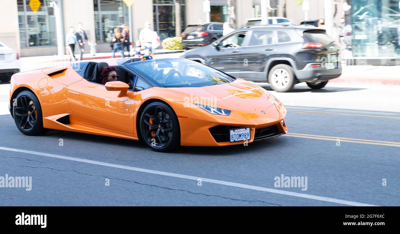 Los Angeles, Californie Etats-Unis - 11 avril 2021 : orange Lamborghini  Aventador sur la route de LA. Vue latérale Photo Stock - Alamy