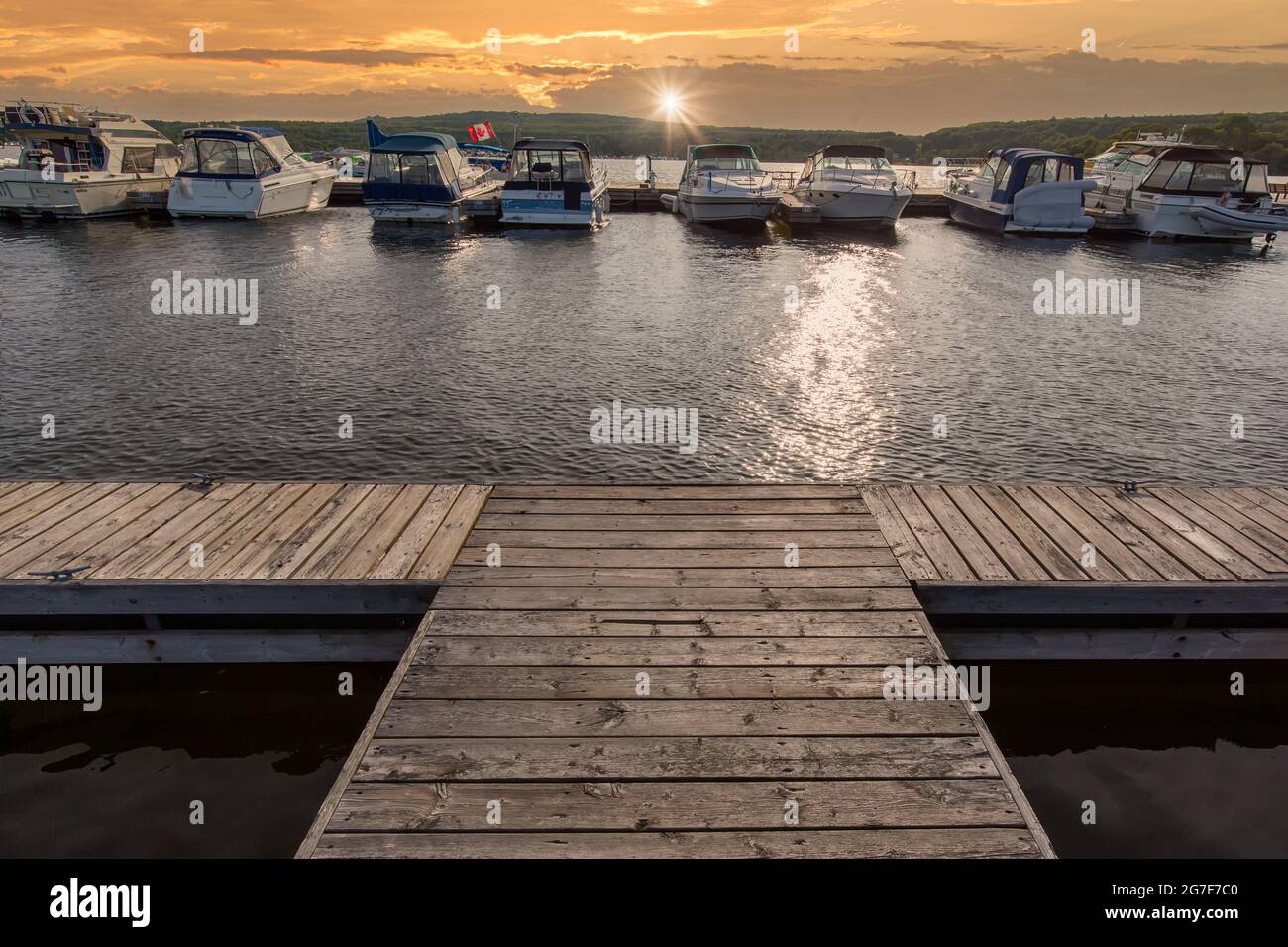 Un bateau attendant une promenade sur un lac près de la baie Georgienne et du complexe Blue Mountain à Muskoka, Ontario. Banque D'Images