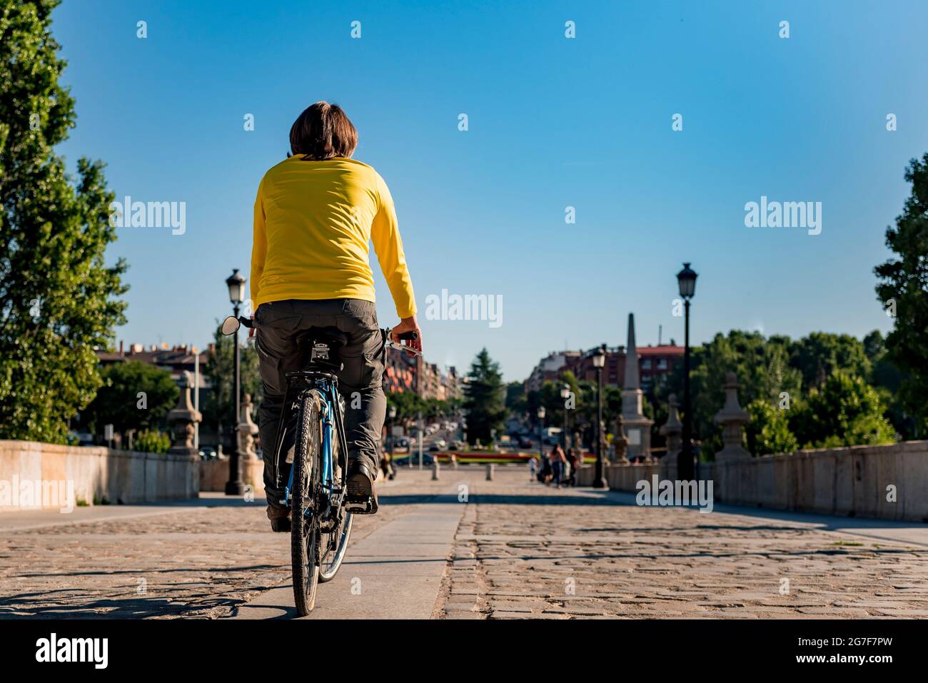 Homme caucasien méconnaissable à vélo dans la ville. Copier l'espace. Banque D'Images