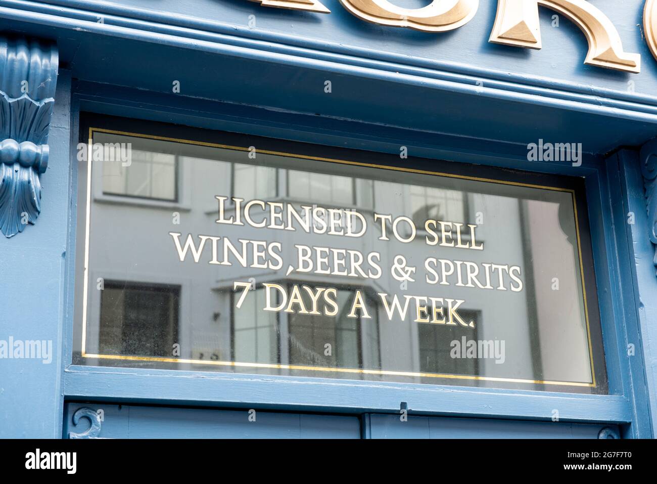 Autorisé à vendre des vins, bières et spiritueux 7 jours par semaine écrivant sur une façade typiquement irlandaise de bar à Tralee, comté de Kerry, Irlande Banque D'Images