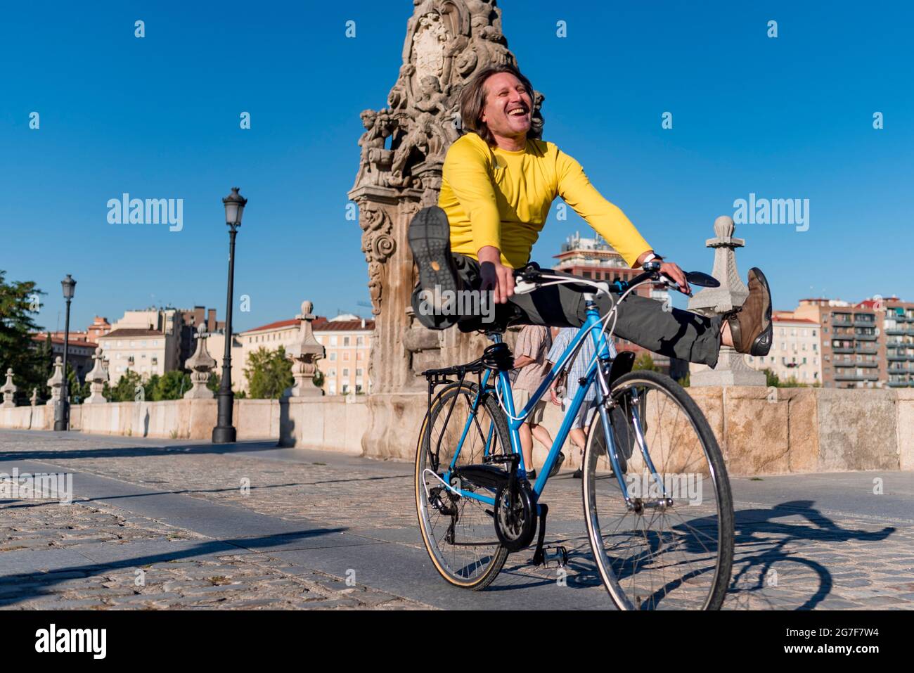 Joyeux homme à vélo dans la ville Banque D'Images