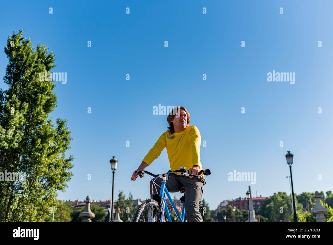 Homme caucasien à vélo dans la ville Banque D'Images