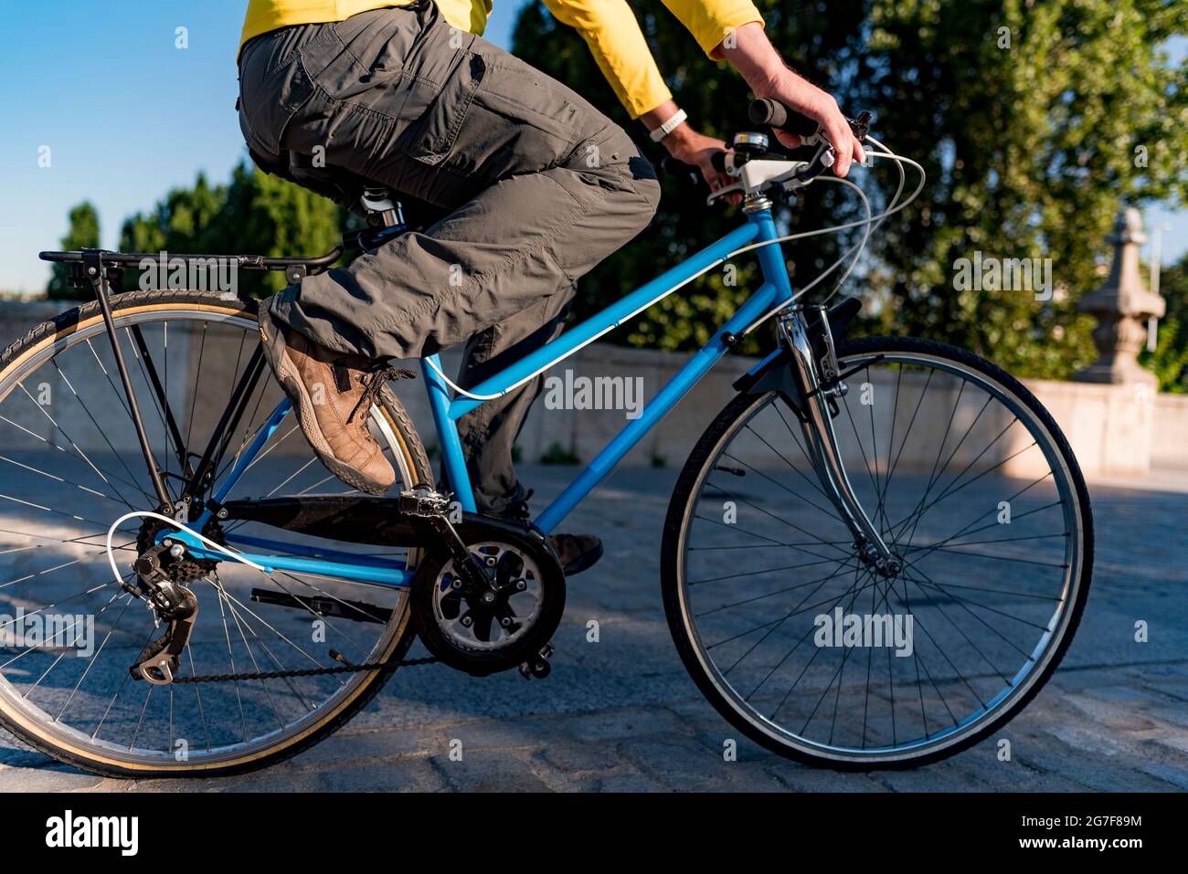 Homme méconnaissable à vélo dans la ville Banque D'Images